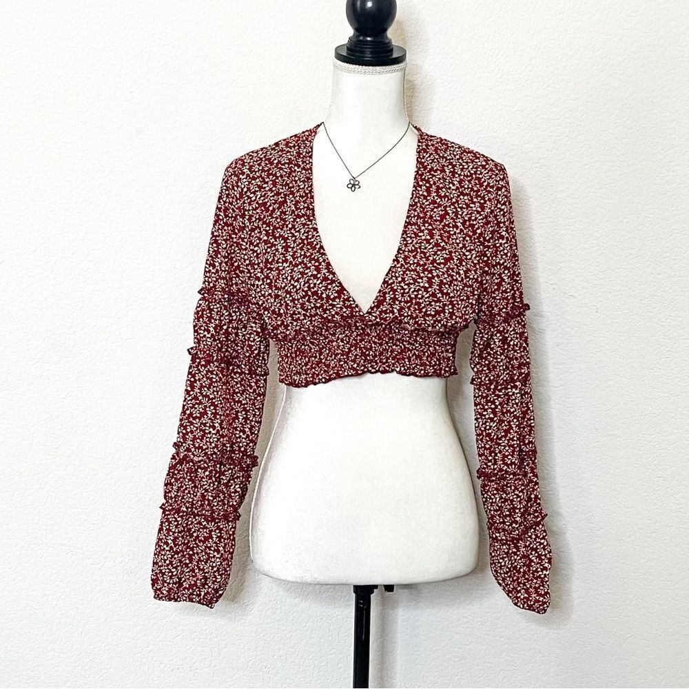 🍋 CBR • Long Sleeve Deep V-Neck Crop Top in Red Floral Shirred Panels Size L